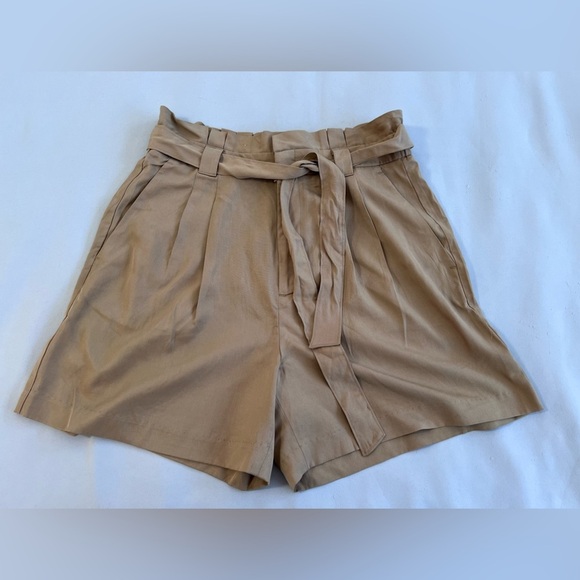 Banana Republic Shorts Women’s Size 8 Tan Shorty w/ Belt NWT ! High Rise - Picture 1 of 7